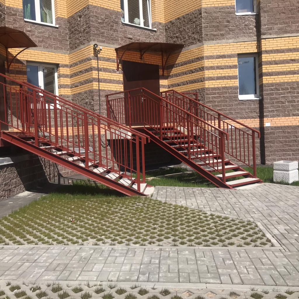 Металлическая лестница для жилого здания