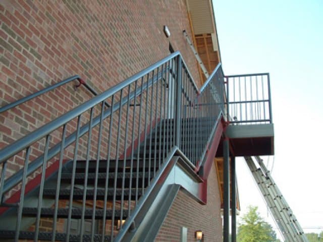 металлические перила пожарной лестницы в СПб
