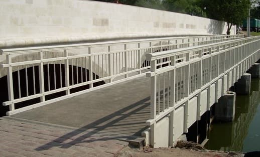 Металлические перила для пешеходного мостика
